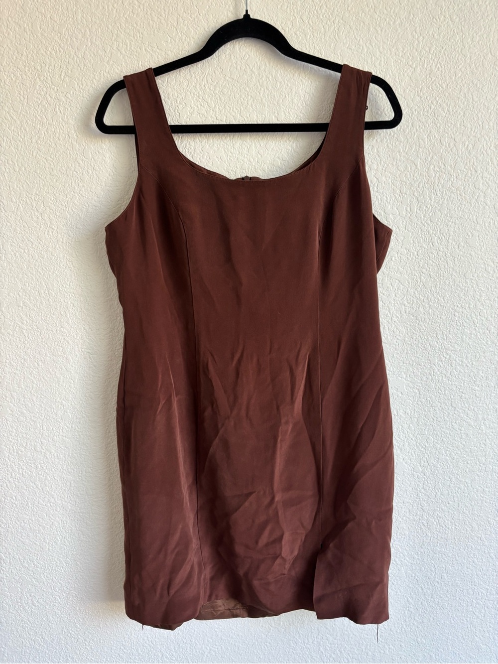 Hugo Buscati Sleeveless Scoop Neck Shift Dress in Brown